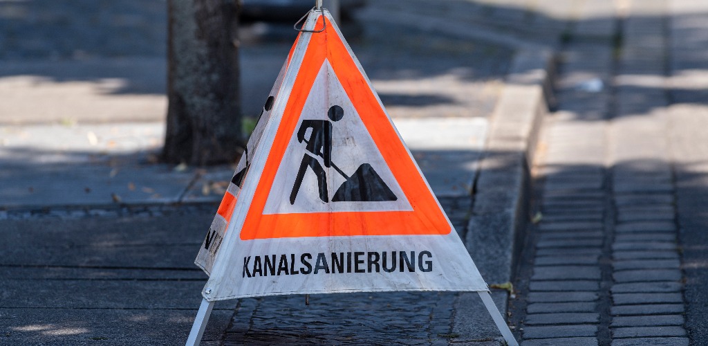 Warnschild für die Kanalsanierung