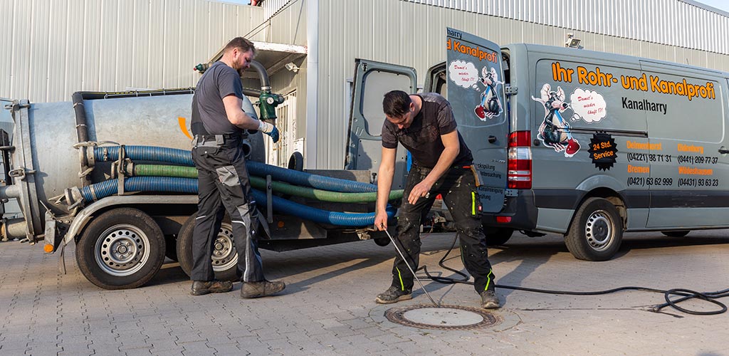 Die Profis von KanalHarry bei der Arbeit an einem Kanaldeckel