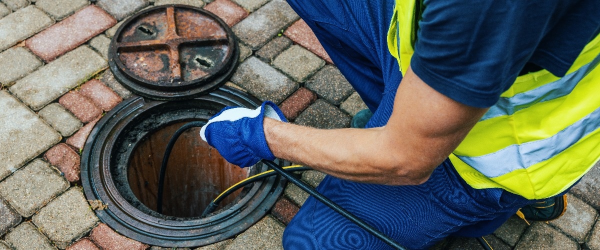 Servicemitarbeiter bei der Reinigung einer verstopften Abwasserleitung