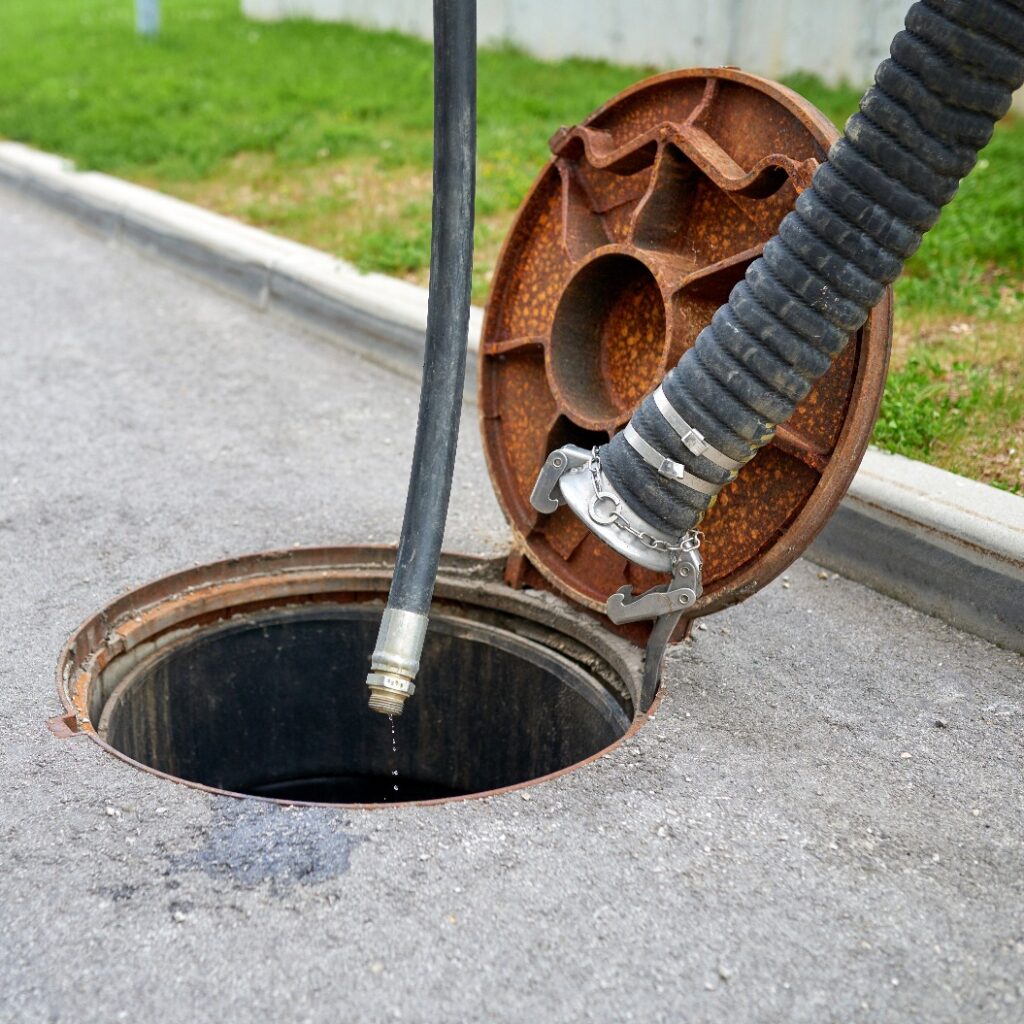 Entleerung der Klärgrube und Reinigung der Abwasserleitungen.
Klärgrubenreinigung und Abwasserentsorgung.
Entleerung der häuslichen Klärgrube.
Entfernung von Schlamm aus dem Abwassersystem.